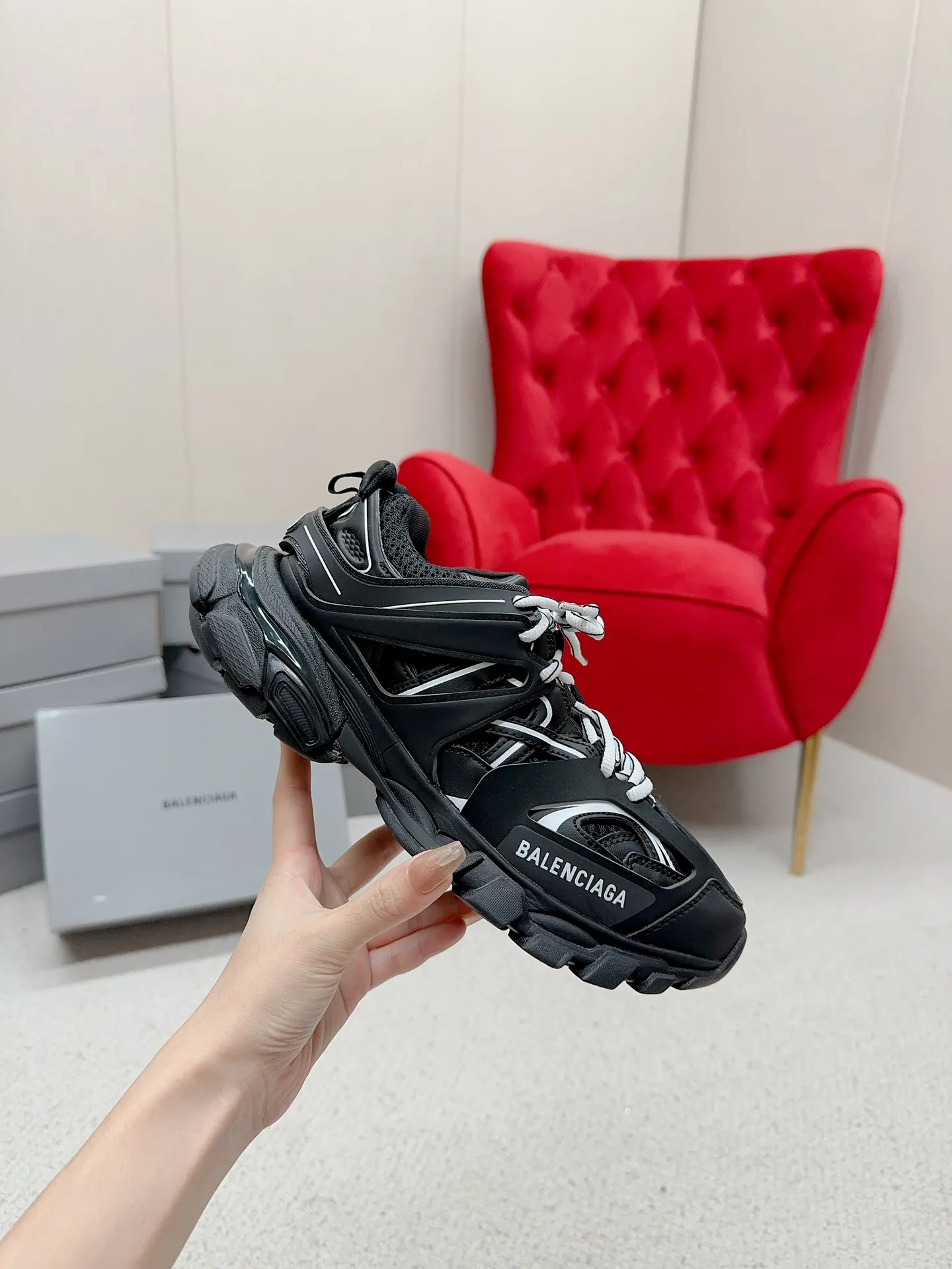 👟👟Ex-factory price 980👟👟 Men's size +10 𝐁𝐚𝐥𝐞𝐧𝐜𝐢𝐚𝐠𝐚|||𝐭𝐫𝐚𝗰𝐤 series 𝟑.𝟎Three generations of sports dad shoes‼ ️ [Top high-end quality from Dongguan Factory] Balenciaga dad shoes ~ super fashionable ~ full and three-dimensional shoes ~ amazing lines ~ very soft and light on the feet ~ super comfortable ~ versatile for commuting ~ can be paired with mid-calf socks, bell bottoms, wide-leg pants, overalls, very high-end ~ very manly and handsome ~ suitable for spring, summer, autumn and winter all year round... ⇢✈ Upper: Exclusive 1:1 original molded custom imported technical fabric mesh + imported cloth + 3M reflective strips [composed of 108 sub-pieces] ⇢✈Inner lining: Breathable mesh ⇢✈Outsole: Exclusive 1:1 original molded PU+TPU+EVA+rubber, a total of 13 sets of grinding tool combinations ⚠️Difference in market currency ~ high-end quality is definitely different ⇢✈𝐒𝐈𝐙𝐄Females: 35, 36, 37, 38, 39, 40 ⇢✈𝐒𝐈𝐙𝐄Men: 39, 40, 41, 42, 43, 44, 45